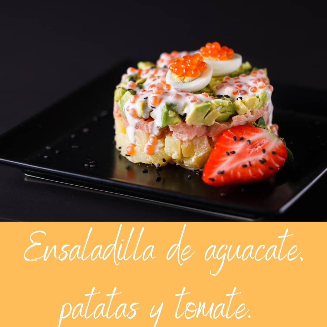 Ensaladilla de aguacate, patatas y tomate.