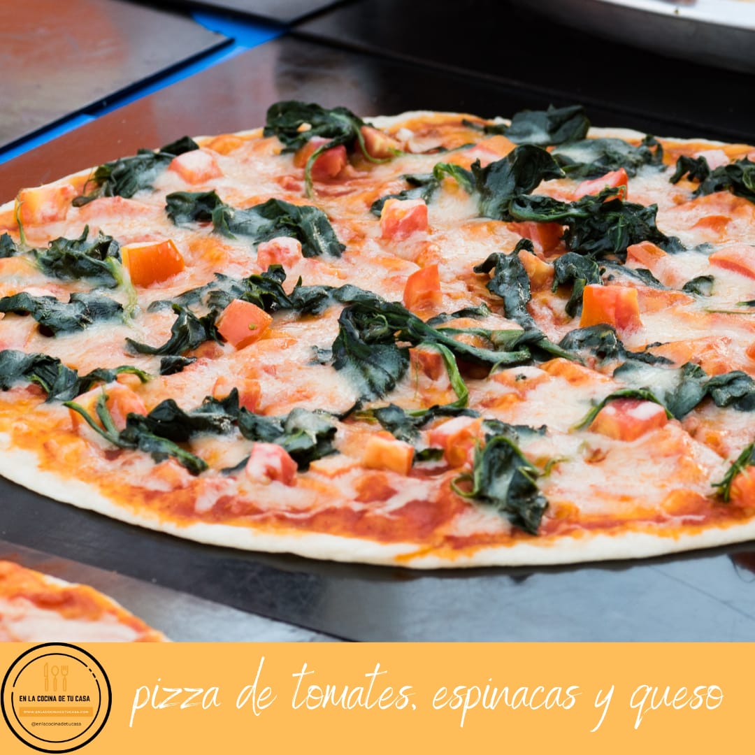 pizza de tomates, espinacas y queso